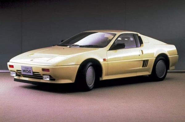 В средата на 80-те Nissan се заиграва с вече забравената концепция MID4, малко по-голяма от Volkswagen Golf II. Екстериорът е леко второстепенен - предницата напомня за Lotus Esprit, а мощните колони са копирани от Ferrari Testarossa. Но останалото - красота! Всичко най-добро, което е намерено в „кофите“, е натъпкано в двувратия автомобил.
Представен за първи път на изложение в Германия през 1985 г., MID4 е планиран да бъде пуснат в продажба в средата и края на 80-те години и да се конкурира със суперавтомобилите на Porsche и Ferrari. Отличава се със средно разположен двигател и задвижване на четирите колела, както и широк набор от технологии и функции, които в крайна сметка ще намерят място в други масови автомобили на Nissan.